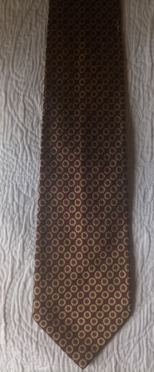 Corbata Fendi dorada y granate