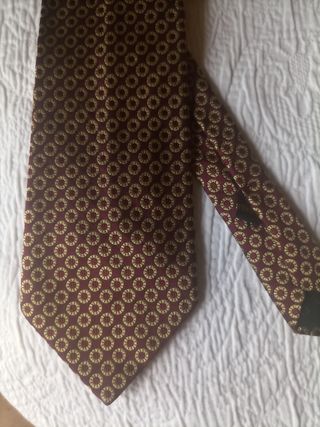 Corbata Fendi dorada y granate 