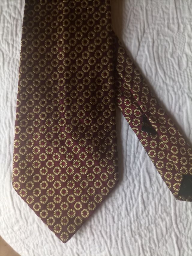 Corbata Fendi dorada y granate