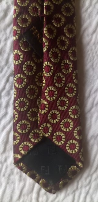 Corbata Fendi dorada y granate 