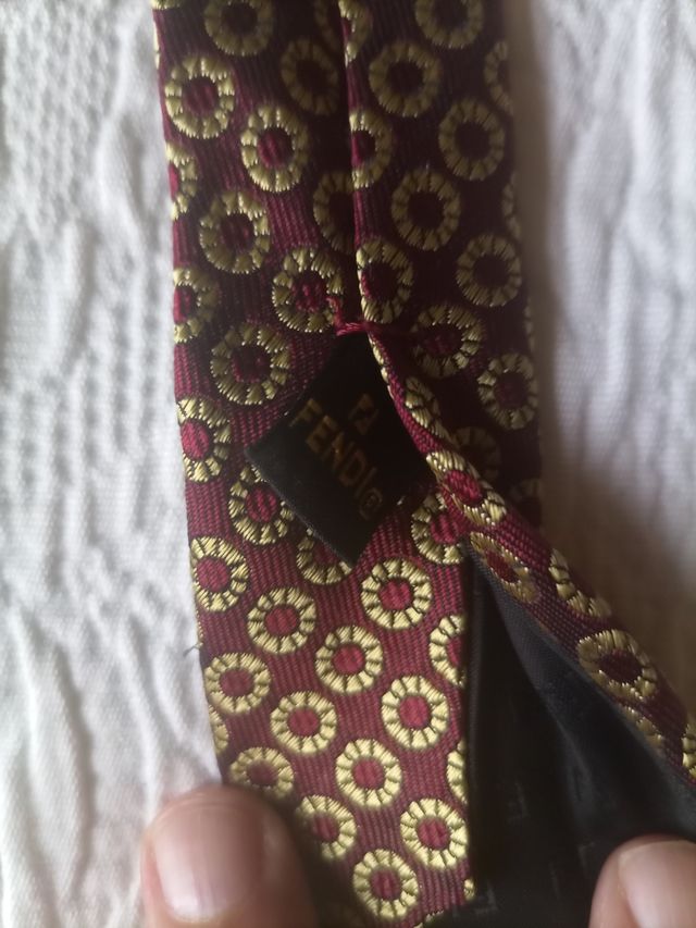 Corbata Fendi dorada y granate
