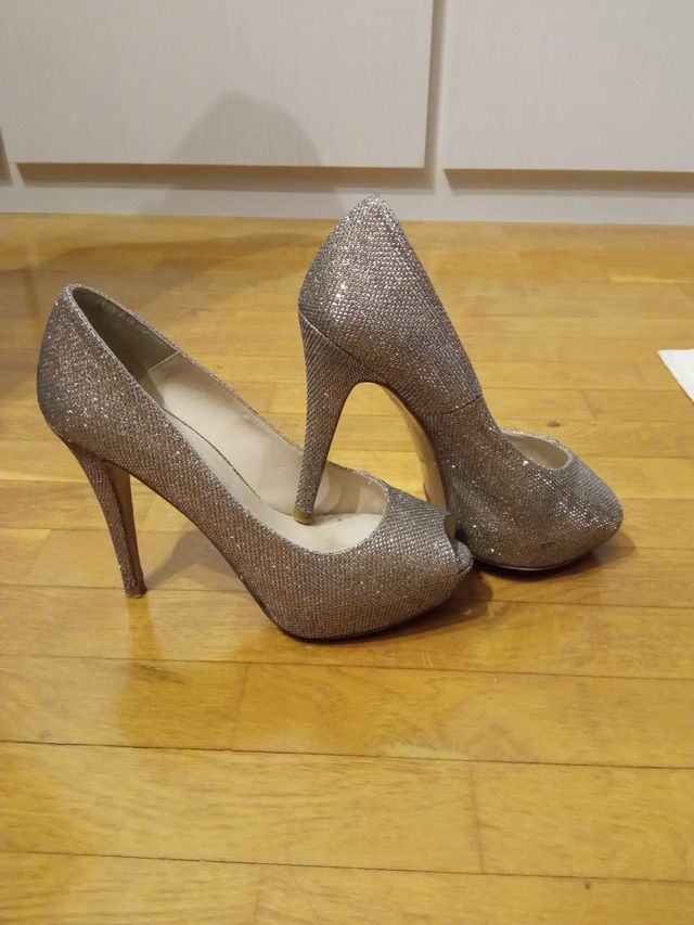 Zapatos de tacón dorados,perfecto estado