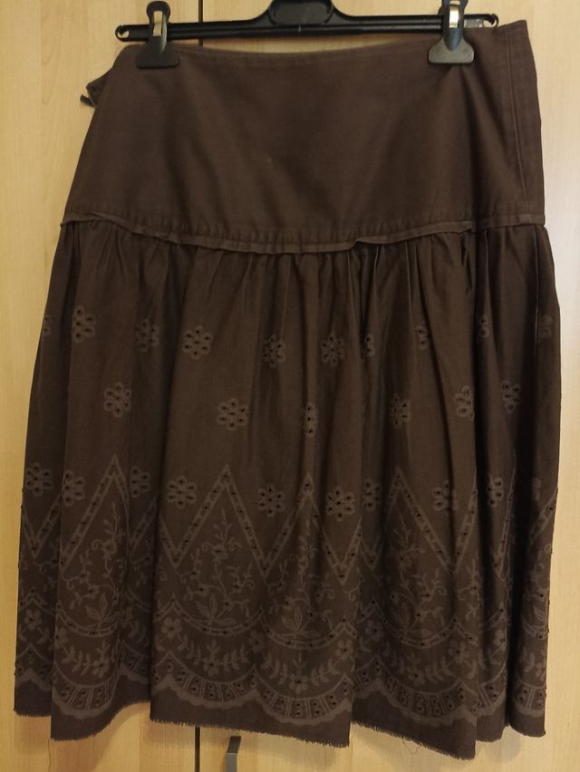 Gonna con fantasia a fiori traforata