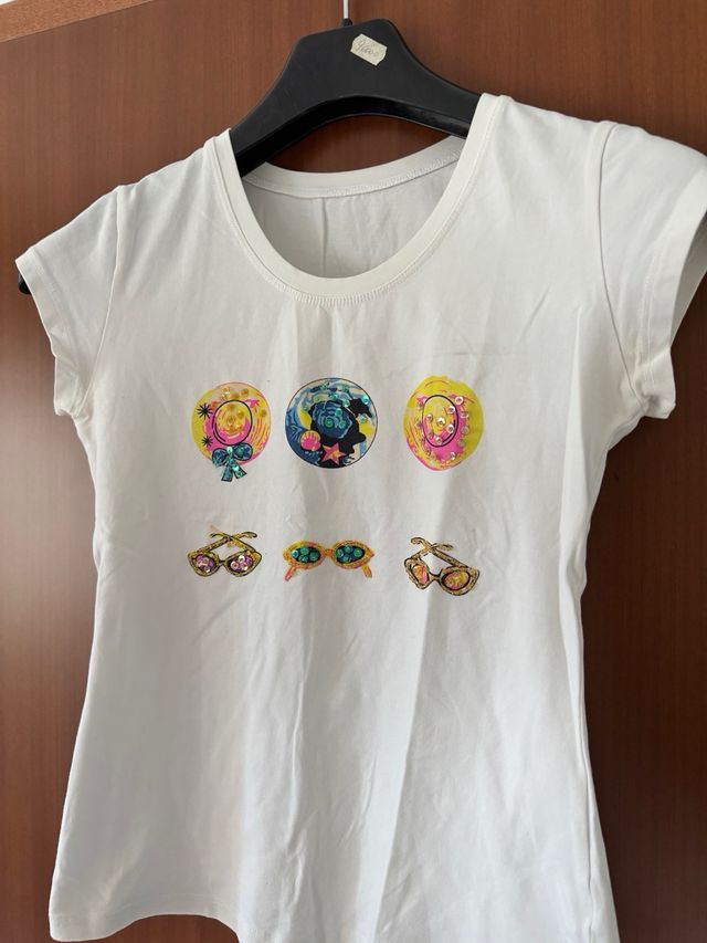 T-shirt bianca con stampa colorata – Motivo occhia