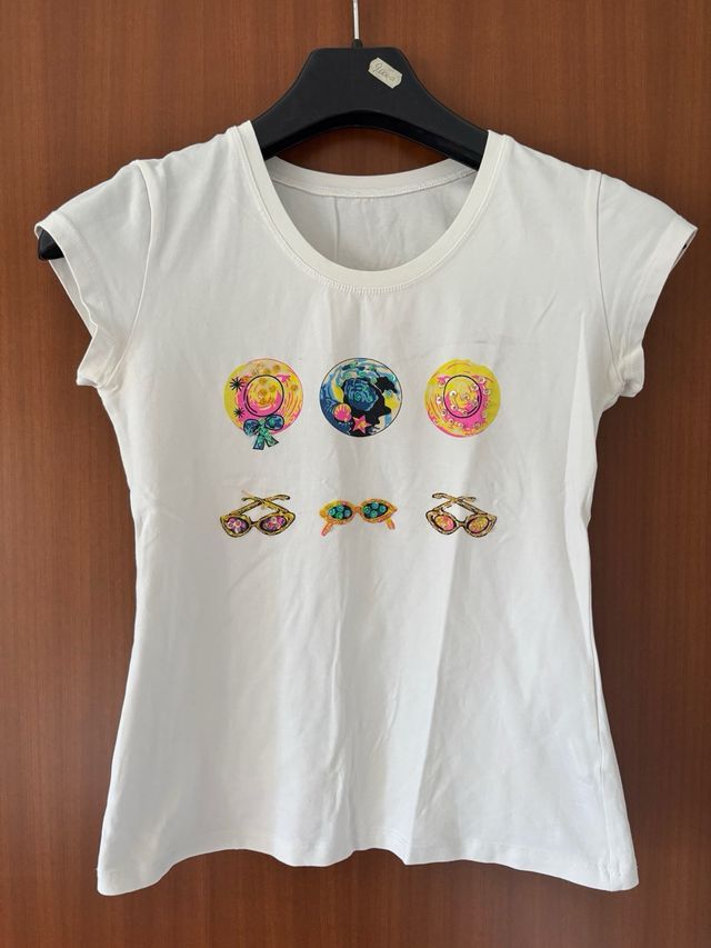 T-shirt bianca con stampa colorata – Motivo occhia