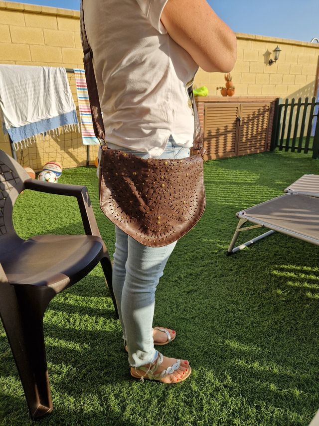 bandolera marrón con tachuelas ,y cremallera