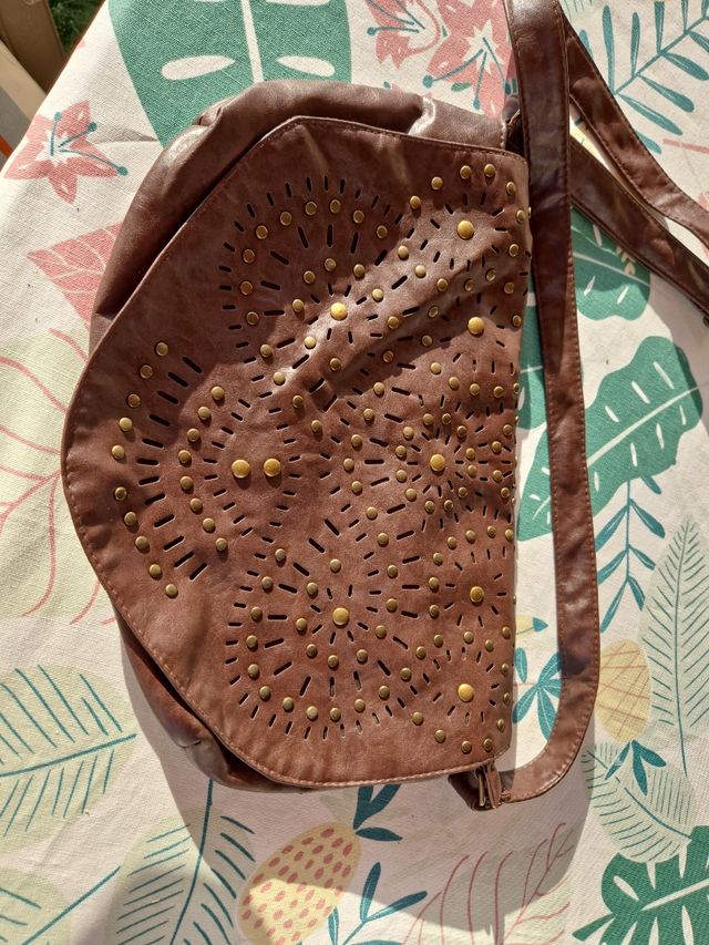 bandolera marrón con tachuelas ,y cremallera