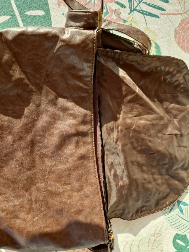 bandolera marrón con tachuelas ,y cremallera