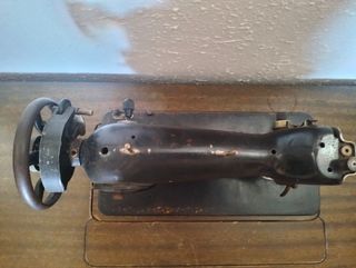 Dos máquinas de coser antiguas con su mueble