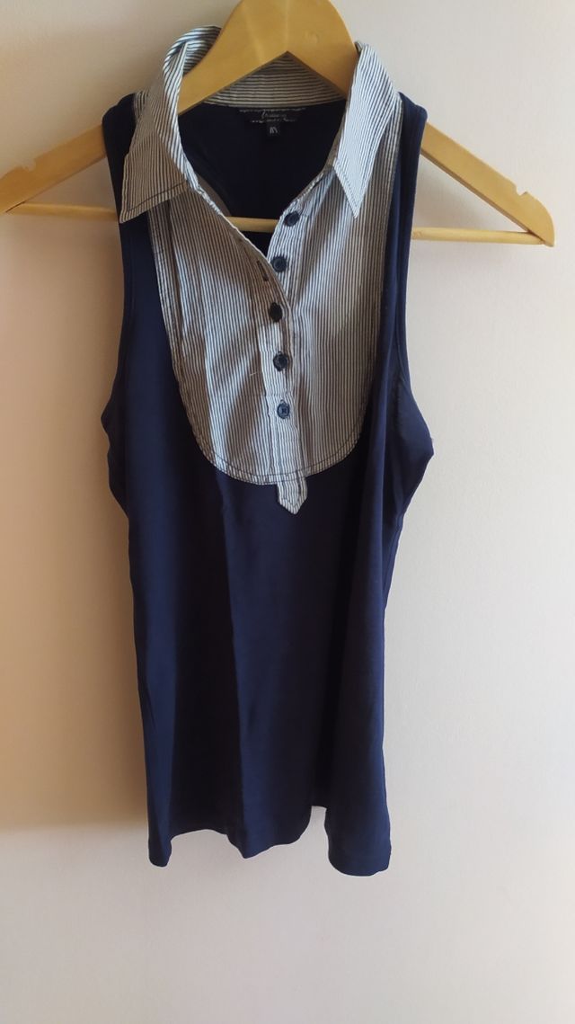 camiseta sin mangas cuello camisa azul