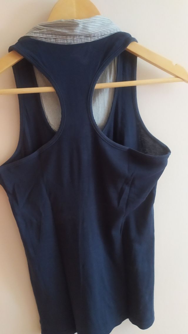 camiseta sin mangas cuello camisa azul