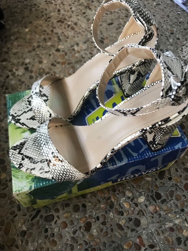 Sandalias tipo piel de serpiente talla 40