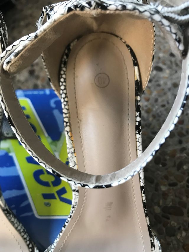 Sandalias tipo piel de serpiente talla 40