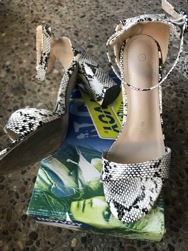 Sandalias tipo piel de serpiente talla 40