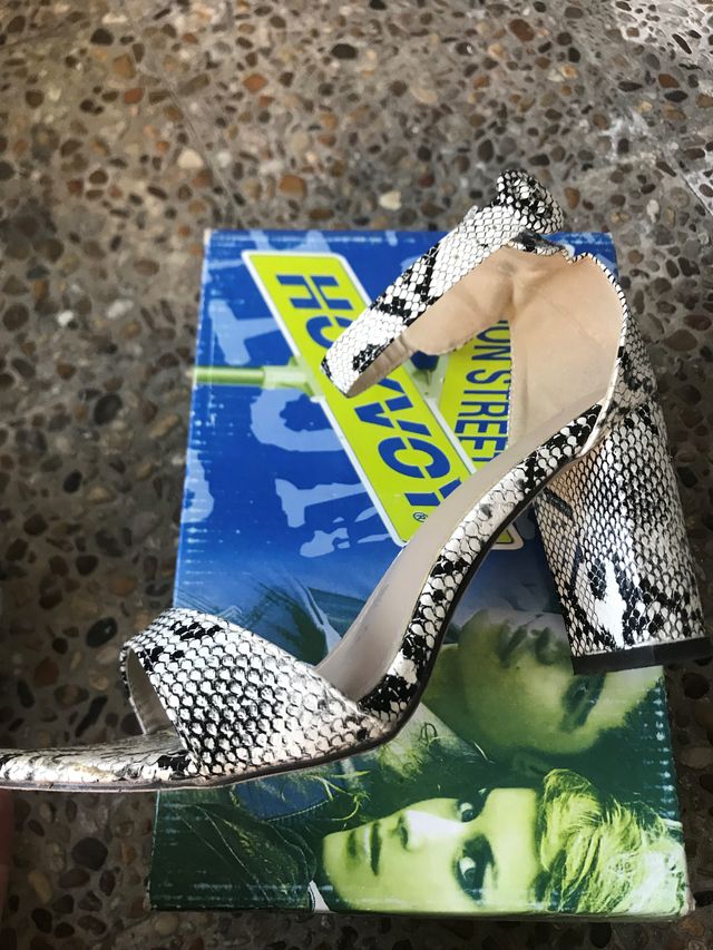 Sandalias tipo piel de serpiente talla 40