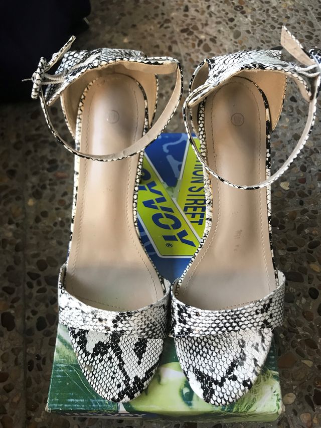Sandalias tipo piel de serpiente talla 40