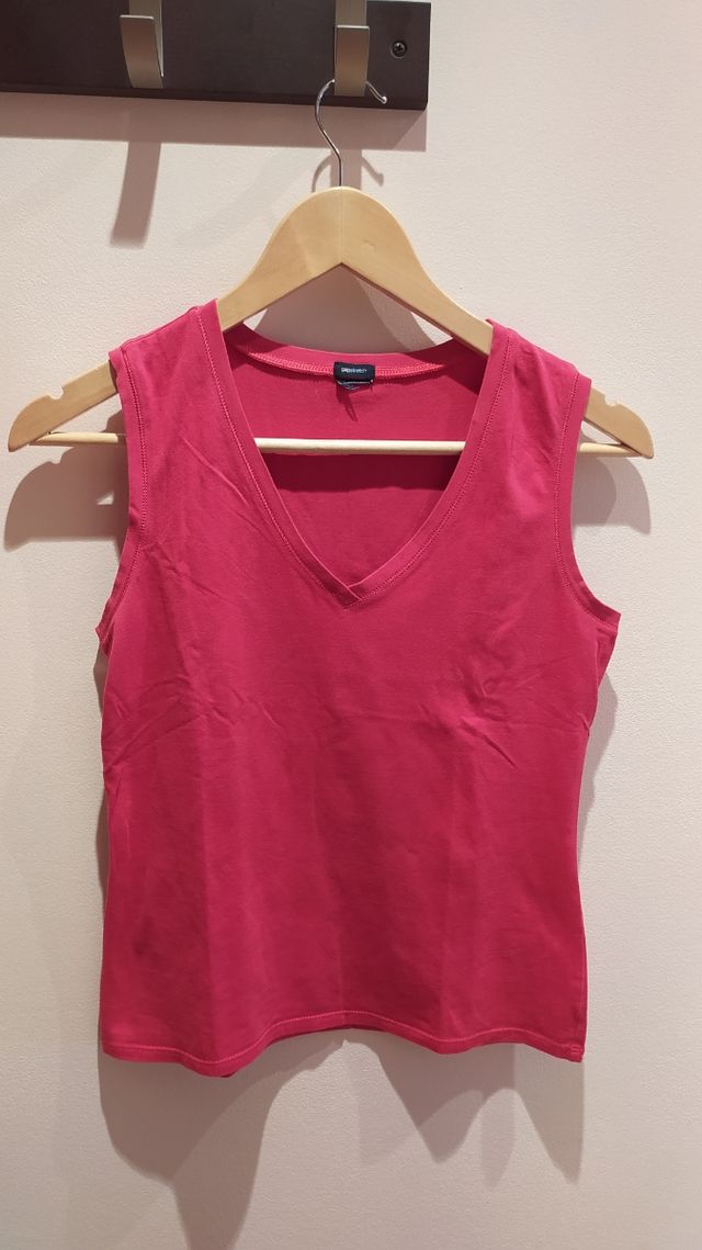 camiseta basica sin mangas fucsia