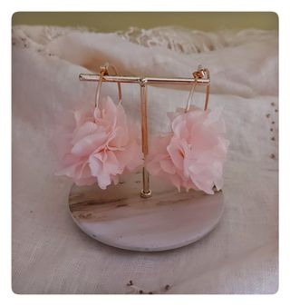 Pendientes de aro con flor.