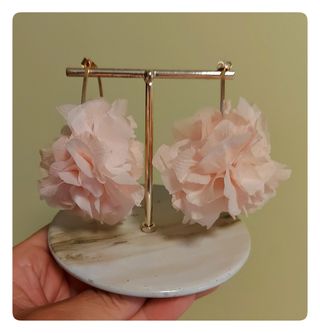 Pendientes de aro con flor.