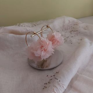 Pendientes de aro con flor.