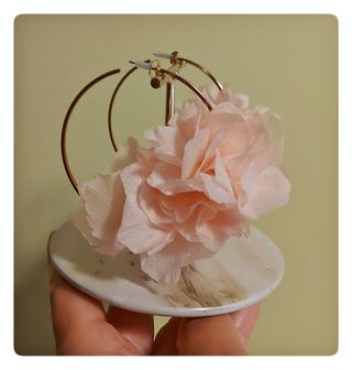 Pendientes de aro con flor.