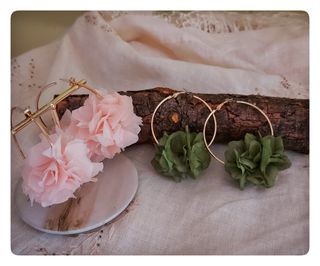 Pendientes de aro con flor.