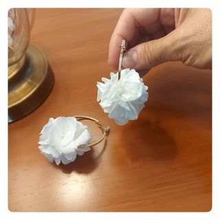 Pendientes de aro con flor.