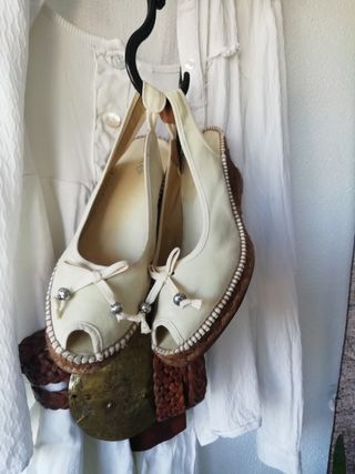 Cuñas blancas de alpargata