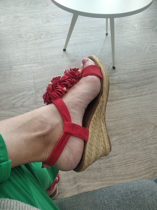SANDALIAS CUÑA, n. 37 en rojas de ante