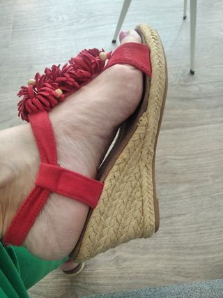 SANDALIAS CUÑA, n. 37 en rojas de ante