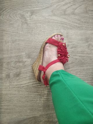 SANDALIAS CUÑA, n. 37 en rojas de ante