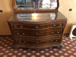 Antiguo tocador con espejo