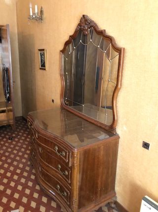 Antiguo tocador con espejo