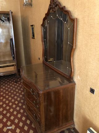 Antiguo tocador con espejo