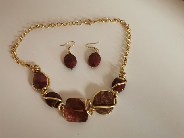Collar y pendientes de piedras