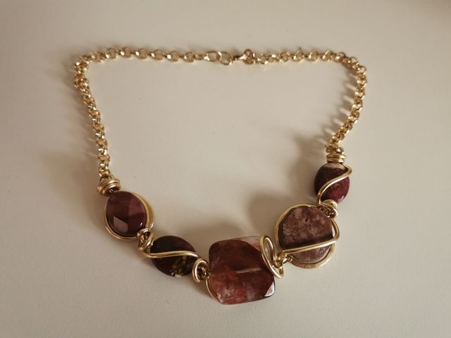 Collar y pendientes de piedras