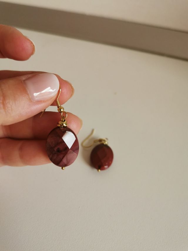 Collar y pendientes de piedras