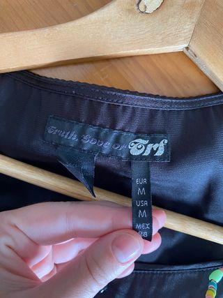 Blusa negra satinada