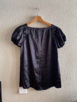 Blusa negra satinada