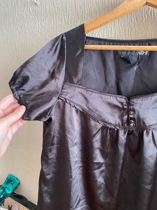 Blusa negra satinada