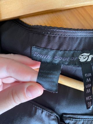 Blusa negra satinada