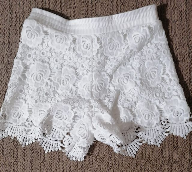 Pantalón cortode encaje