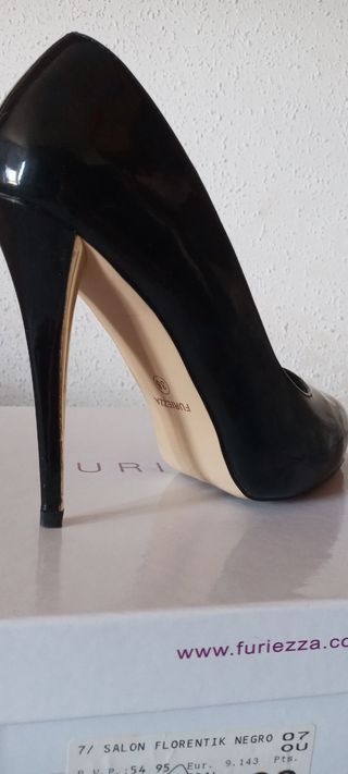 ZAPATOS CHAROL CON TACÓN DORADO