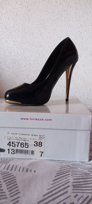 ZAPATOS CHAROL CON TACÓN DORADO