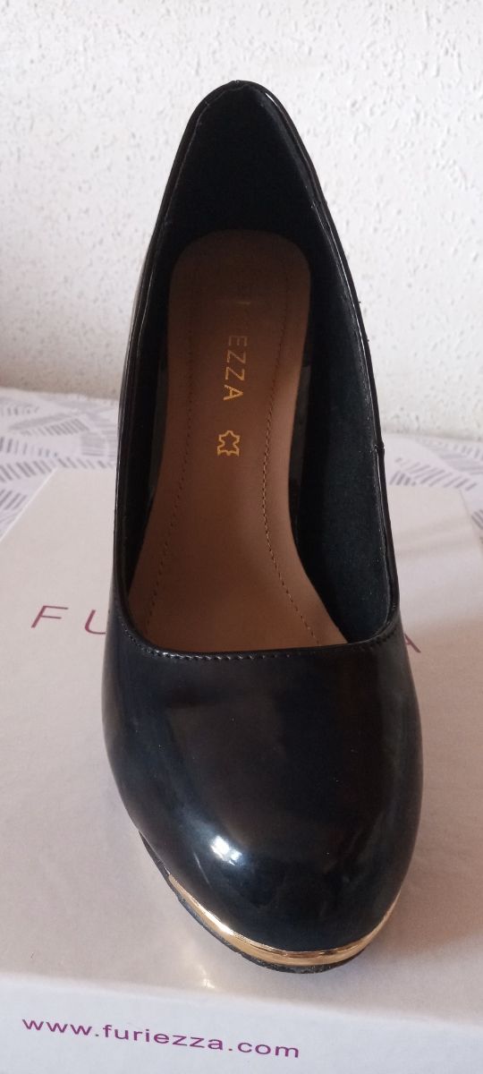 ZAPATOS CHAROL CON TACÓN DORADO