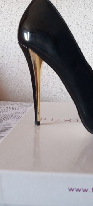 ZAPATOS CHAROL CON TACÓN DORADO