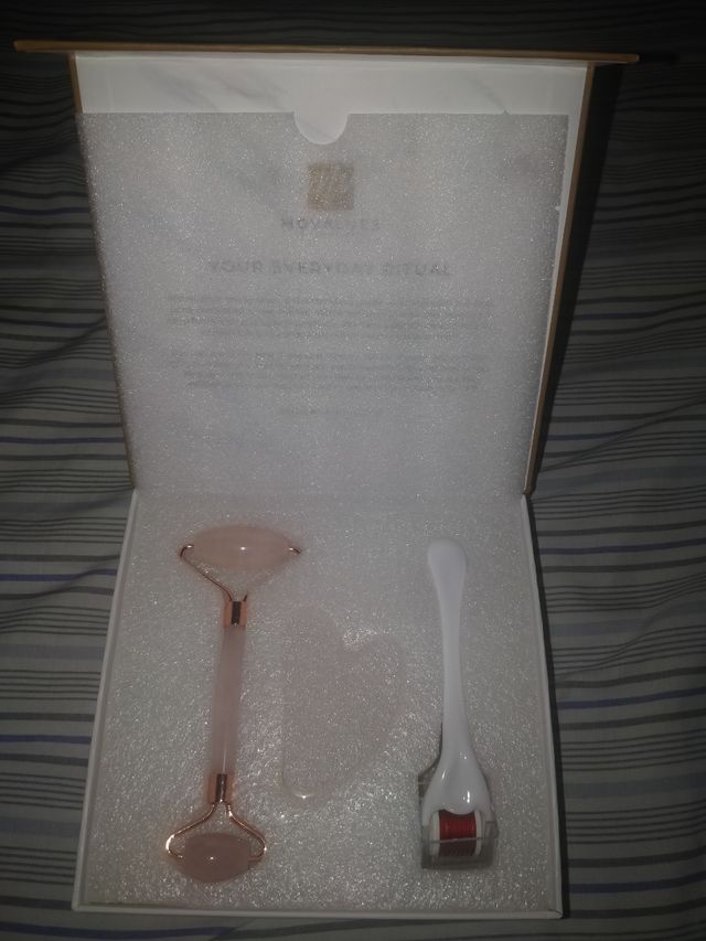 Rullo facciale al quarzo rosa e set Gua Sha