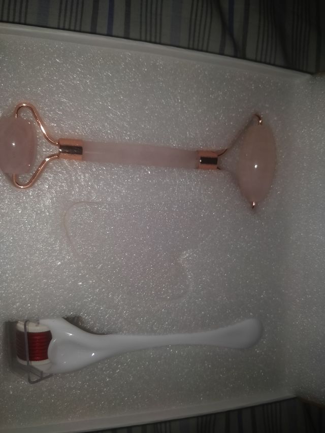 Rullo facciale al quarzo rosa e set Gua Sha