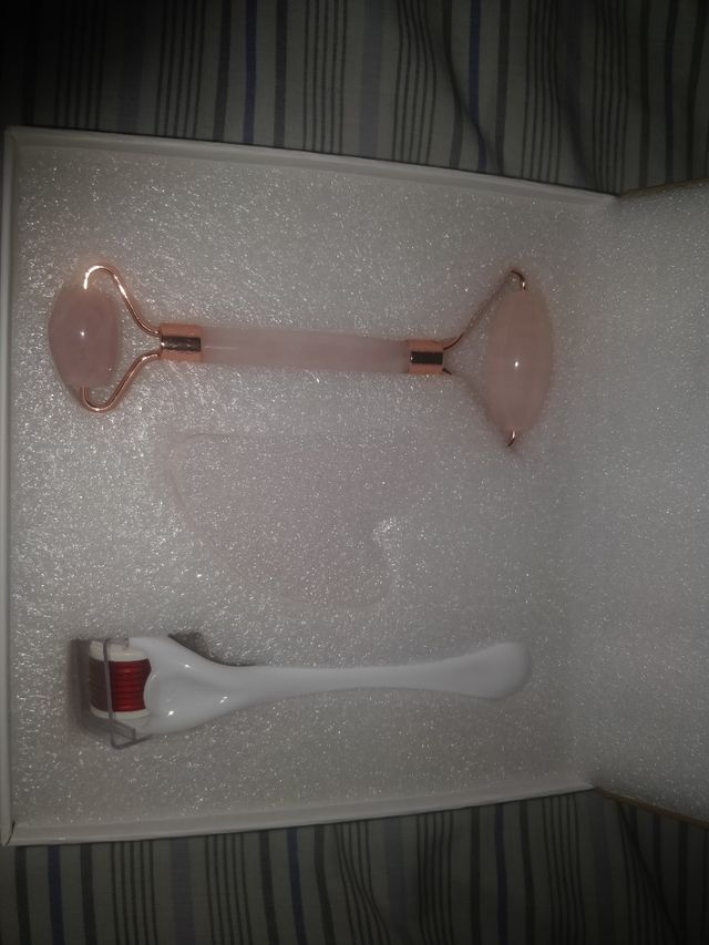 Rullo facciale al quarzo rosa e set Gua Sha