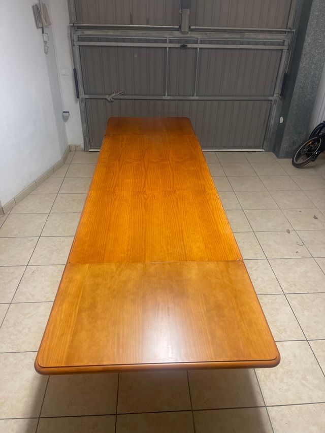 Mesa y 6 sillas de madera